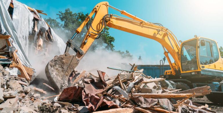 Demolition,Of,Building.,Excavator,Breaks,Old,House.,Freeing,Up,Space